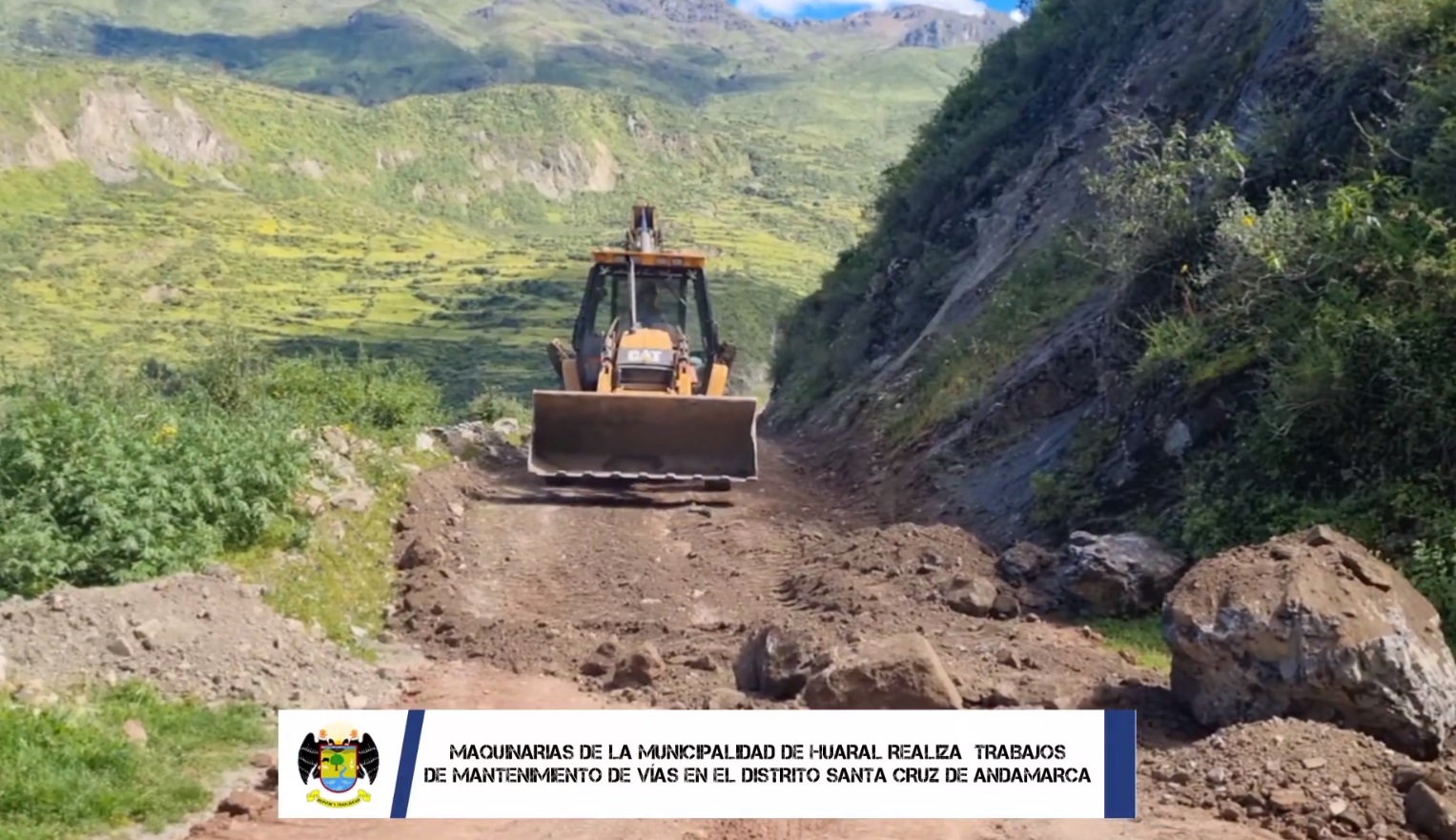 Maquinaria municipal desbloquea vías afectadas por deslizamientos en Santa Cruz de Andamarca