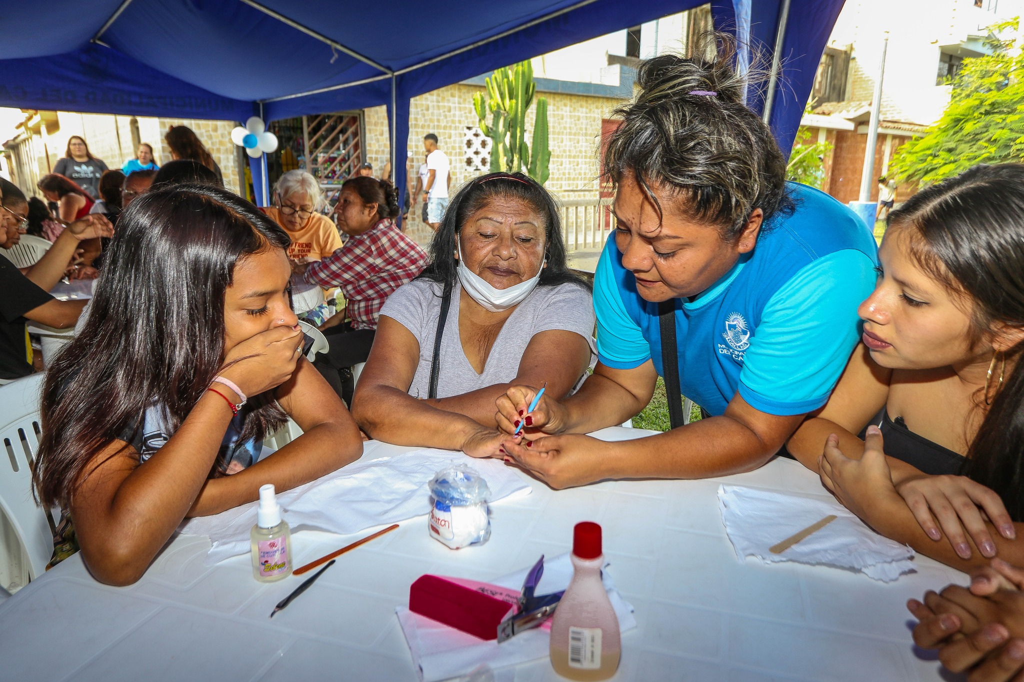 Las vecinas del sector Ampliación Unidad Modelo, de la zona sur del Callao, participaron en el taller de manicure básico.