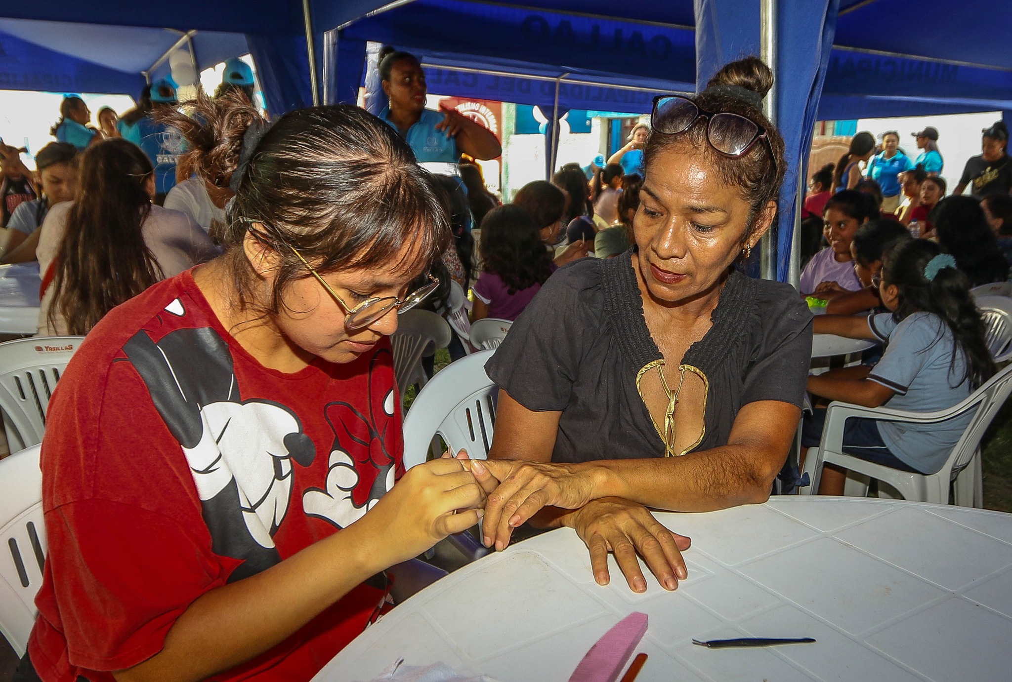 Las vecinas del sector Ampliación Unidad Modelo, de la zona sur del Callao, participaron en el taller de manicure básico.