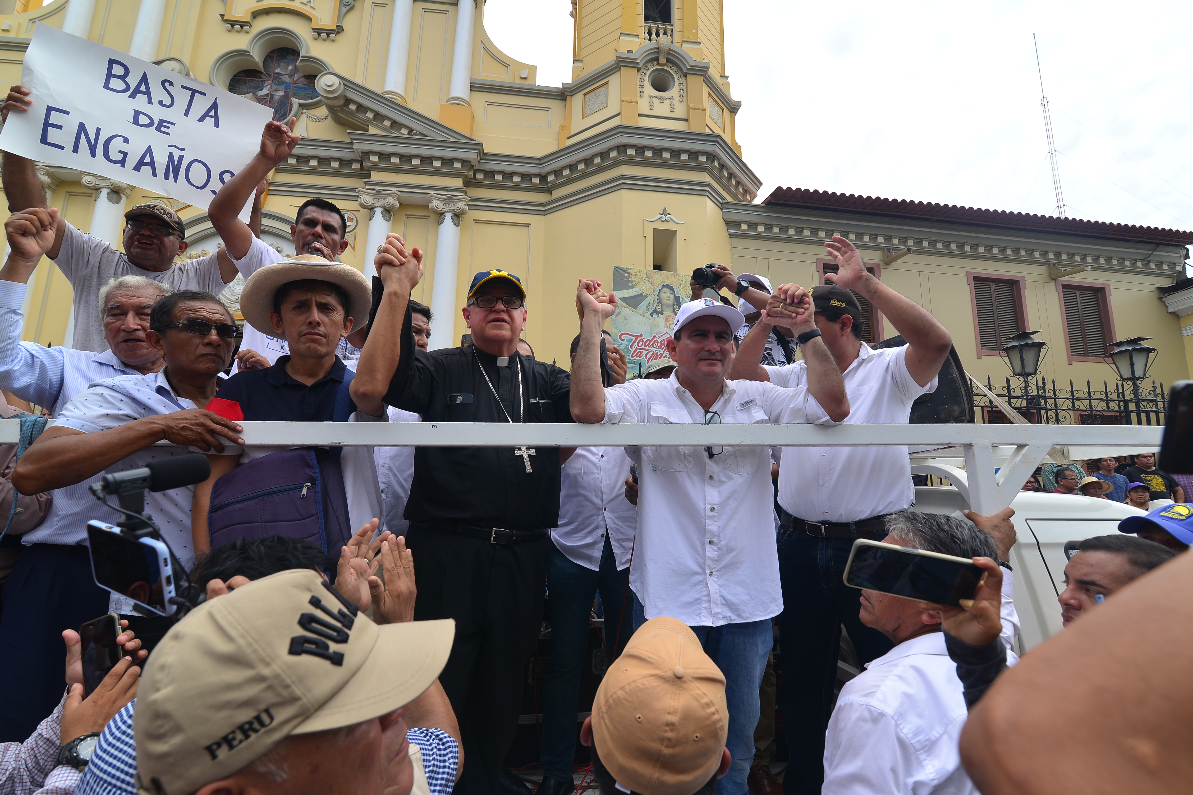 El monseñor José Antonio Eguren Anselmi se unió a la manifestación