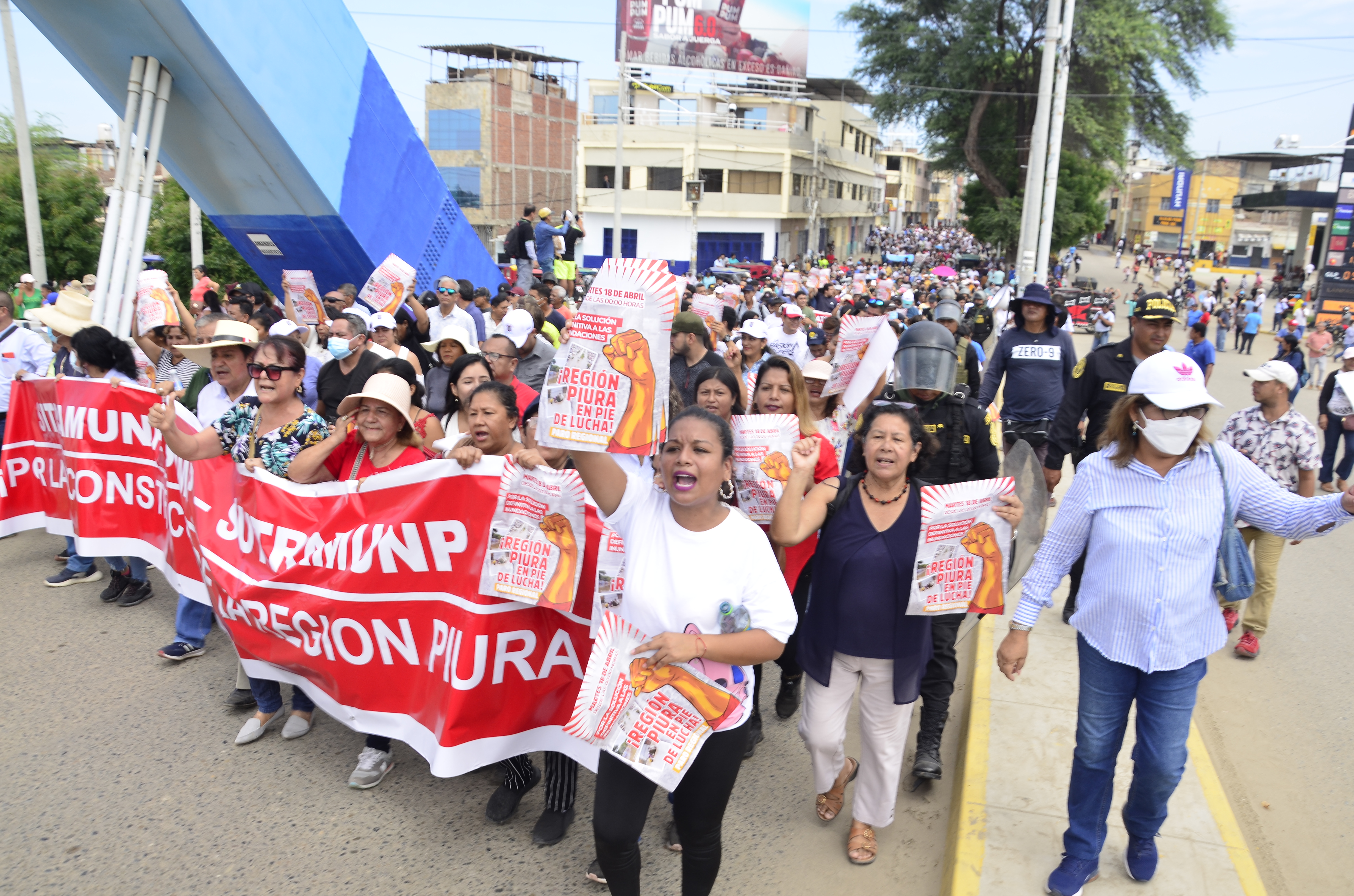 Miles marcharon por las calles de Piura reclamando más presupuesto 