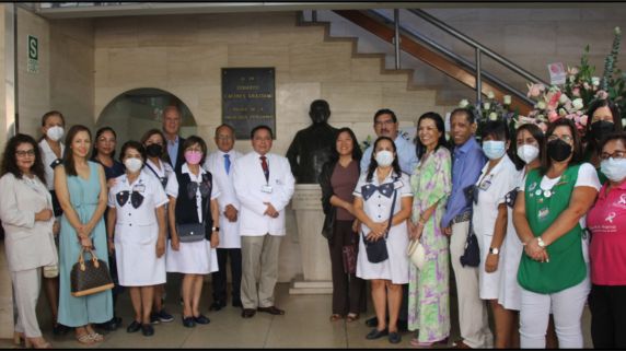 INEN conmemora el Día de la Cancerología Peruana con izamiento del Pabellón Nacional y reunión académica.