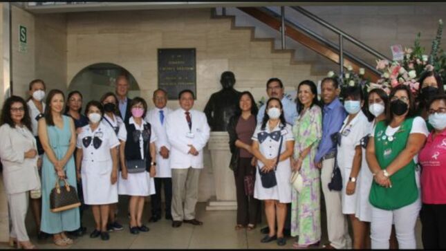 INEN conmemora el Día de la Cancerología Peruana con izamiento del Pabellón Nacional y reunión académica.