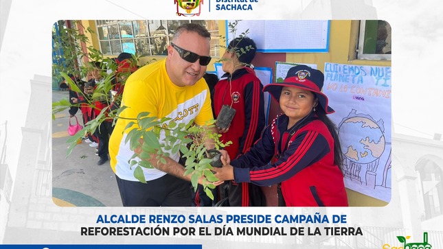 Alcalde Renzo Salas entregó plantones a estudiantes de la Institución Educativa 40660 Dominic Willams, al recordarse el Día de la Tierra.