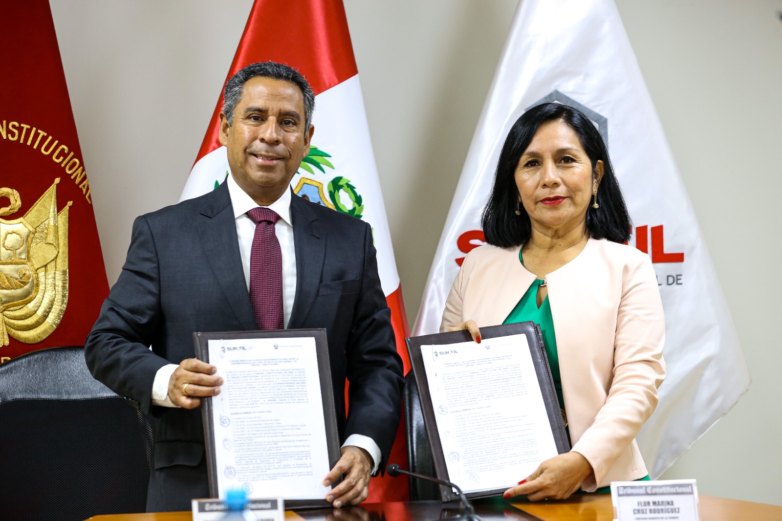 El presidente del Tribunal Constitucional, magistrado Francisco Morales, junto a la superintendenta de Sunafil, Flor Cruz.