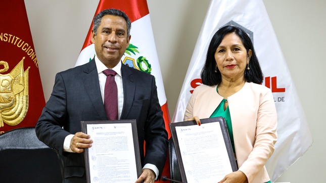 El presidente del Tribunal Constitucional, magistrado Francisco Morales, junto a la superintendenta de Sunafil, Flor Cruz.