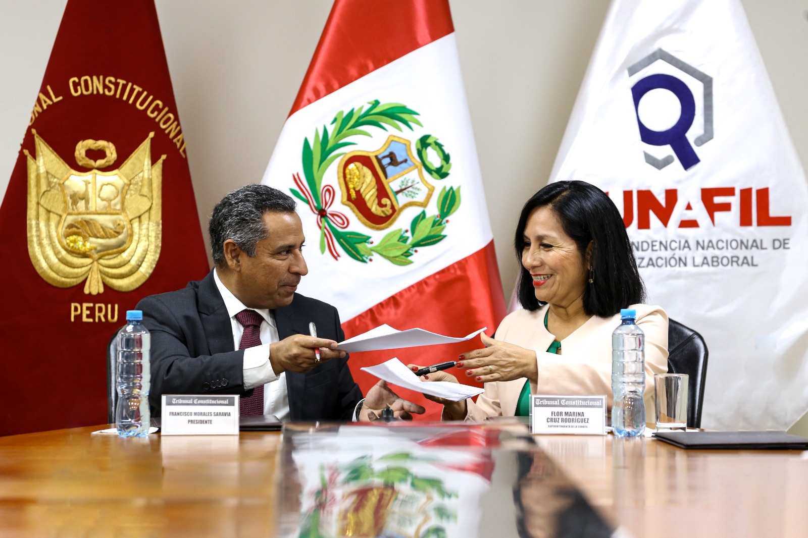 El presidente del Tribunal Constitucional, magistrado Francisco Morales y a la superintendenta de Sunafil, Flor Cruz suscriben el convenio de cooperación interinstitucional.