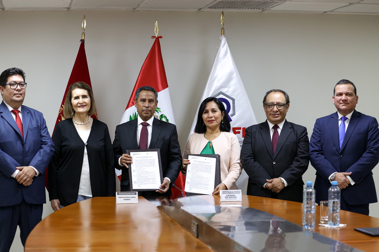 Magistrados del Tribunal Constitucional y representantes de Sunafil tras la firma del convenio interinstitucional.