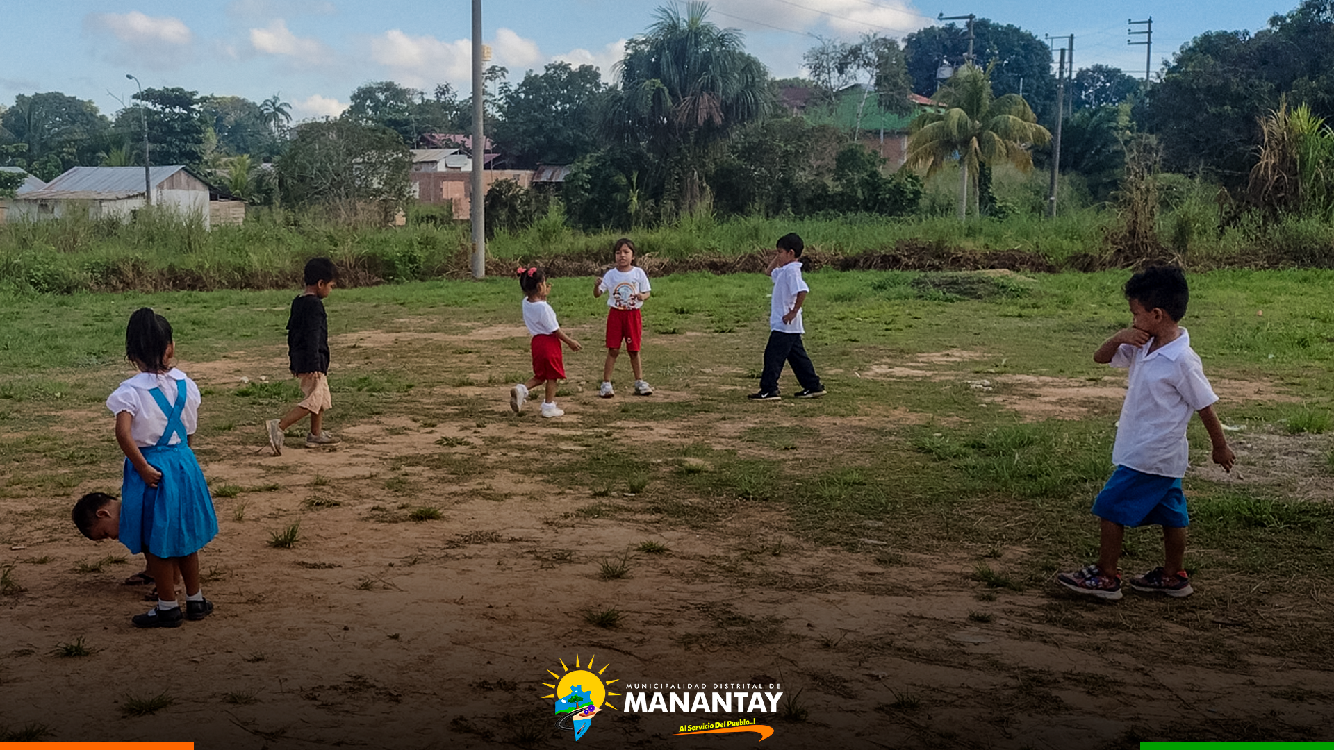 Municipalidad de Manantay arregla vías alrededor de la I.E.I. “LUZ DIVINA”.