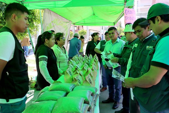 ANDRÉS AVELINO CÁCERES DORREGARAY CONMEMORA SU DÉCIMO ANIVERSARIO CON EXITOSA FERIA