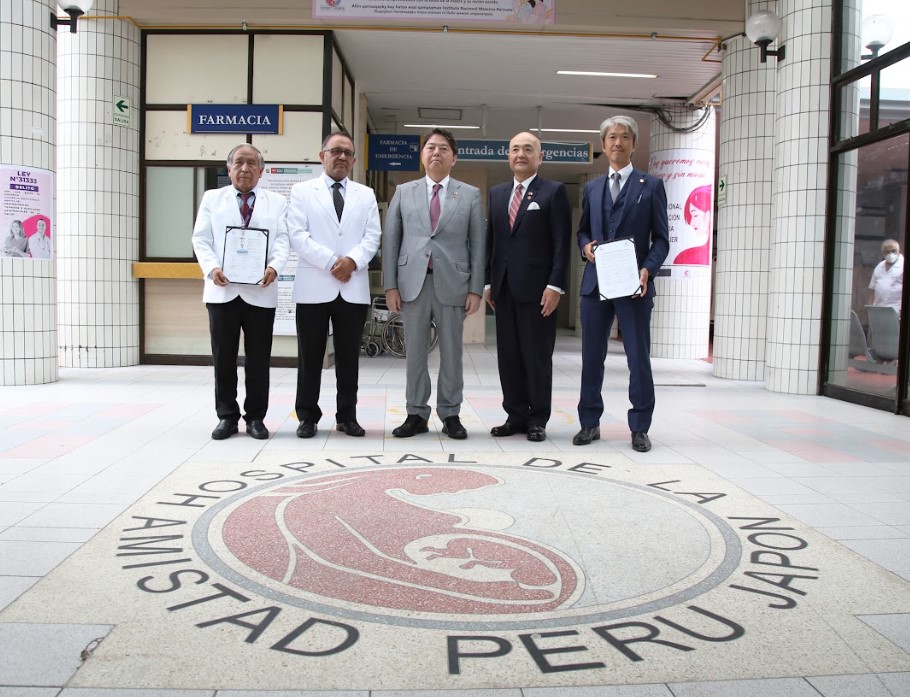 Director del INMP, viceministro de prestaciones y aseguramiento en salud, ministro de asuntos exteriores de Japón, embajador de Japón en Perú y representante residente JICA posan en logotipo del hospital de la amistad Perú Japón del INMP