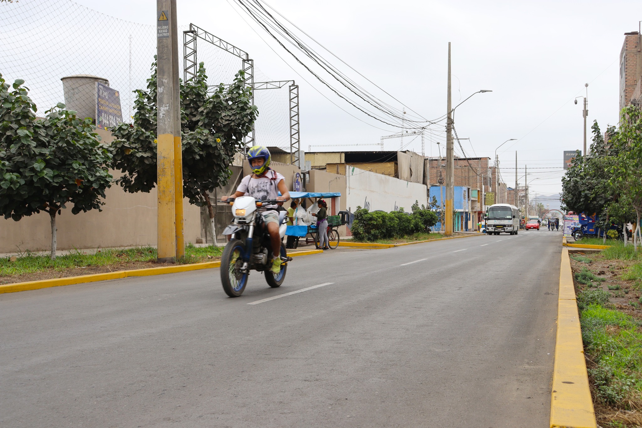 Alcalde Fernando Cárdenas entregó renovada calzada vehicular de calle Julio C. Tello