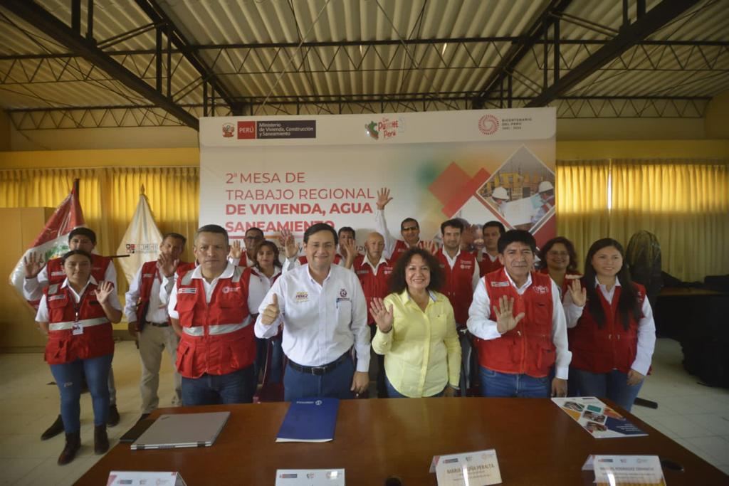 Gobernador regional de Lambayeque, Jorge Luis Pérez Flores; la presidenta de la Comisión de Vivienda y Construcción del Congreso, María Acuña Peralta; el director ejecutivo del PNSR, Manuel Rodriguez Senmache; y el director ejecutivo del PNSU, Jonatan Ríos Morales.