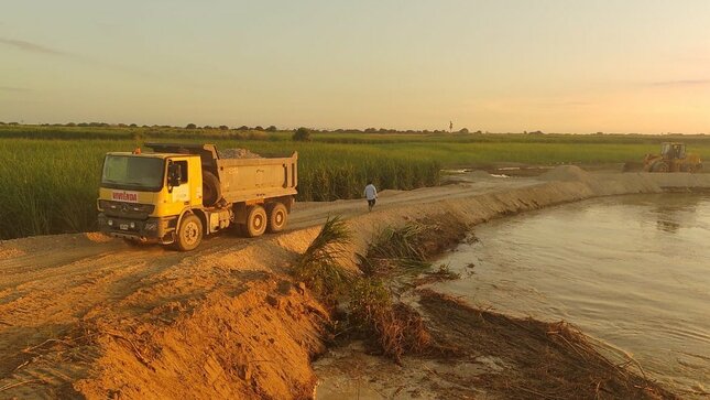 Se continuarán con los trabajos de reforzamiento con rocas y tierra granulada en el exterior en el dique para evitar nuevas erosiones.