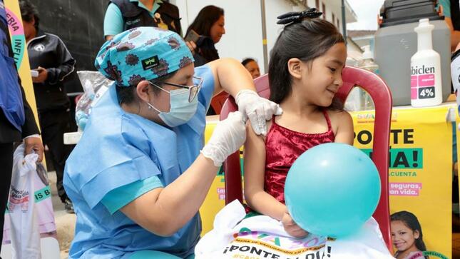 Las vacunas contra la influenza y la covid-19 se pueden recibir en simultáneo 