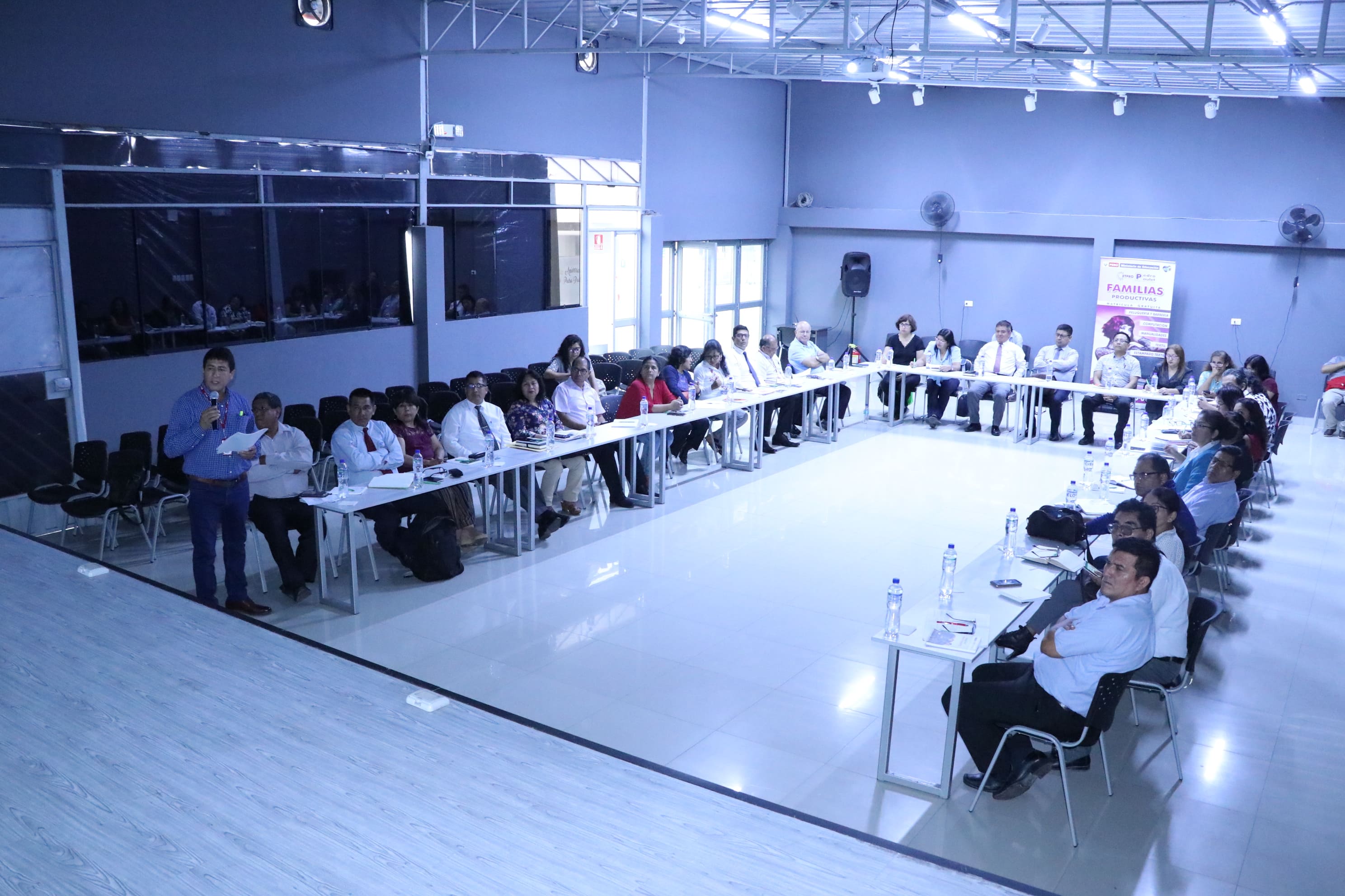 Reunión de coordinadores de redes educativas descentralizada en San Juan de Miraflores 