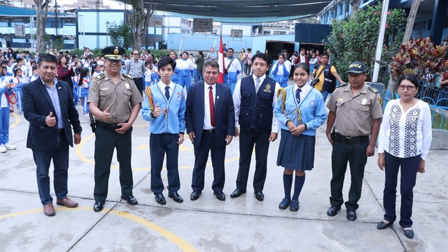 Juramentación de policías escolares en IE 7062 naciones unidas de SJM