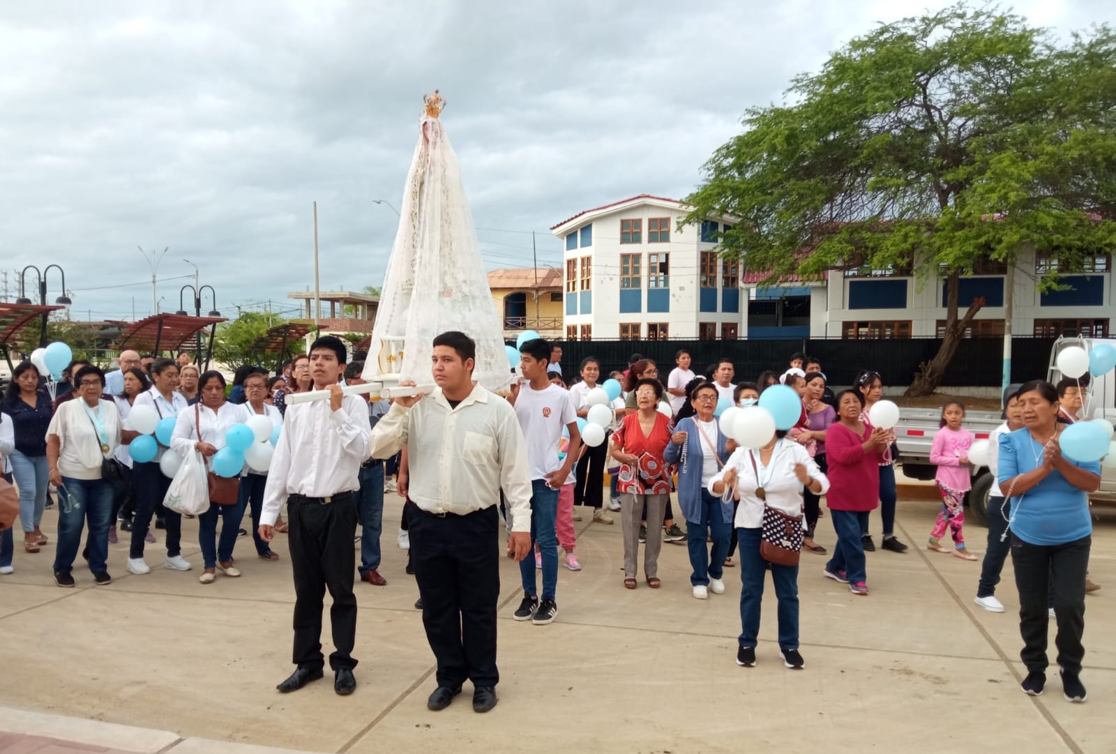 En Mayo iniciamos con el mes Mariano, homenajeando a la patrona de nuestro Distrito, La Virgen de Fátima