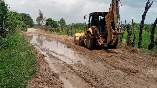 maquinaria realizando limpieza de derrumbe