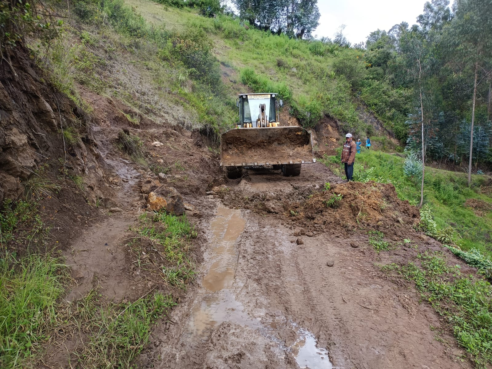 maquinaria realizando limpieza de derrumbe