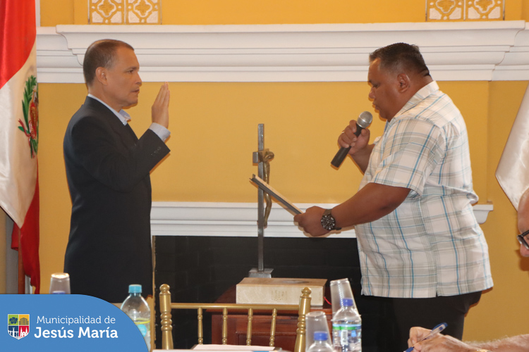 ☝️ El #Codisec es un espacio de diálogo, coordinación y elaboración de políticas y planes vinculados a la seguridad ciudadana, está presidido por nuestro alcalde Jesús Gálvez Olivares y conformado por las principales autoridades distritales. Todos ellos contribuyen con sus conocimientos y experiencia a fortalecer la seguridad en el distrito.