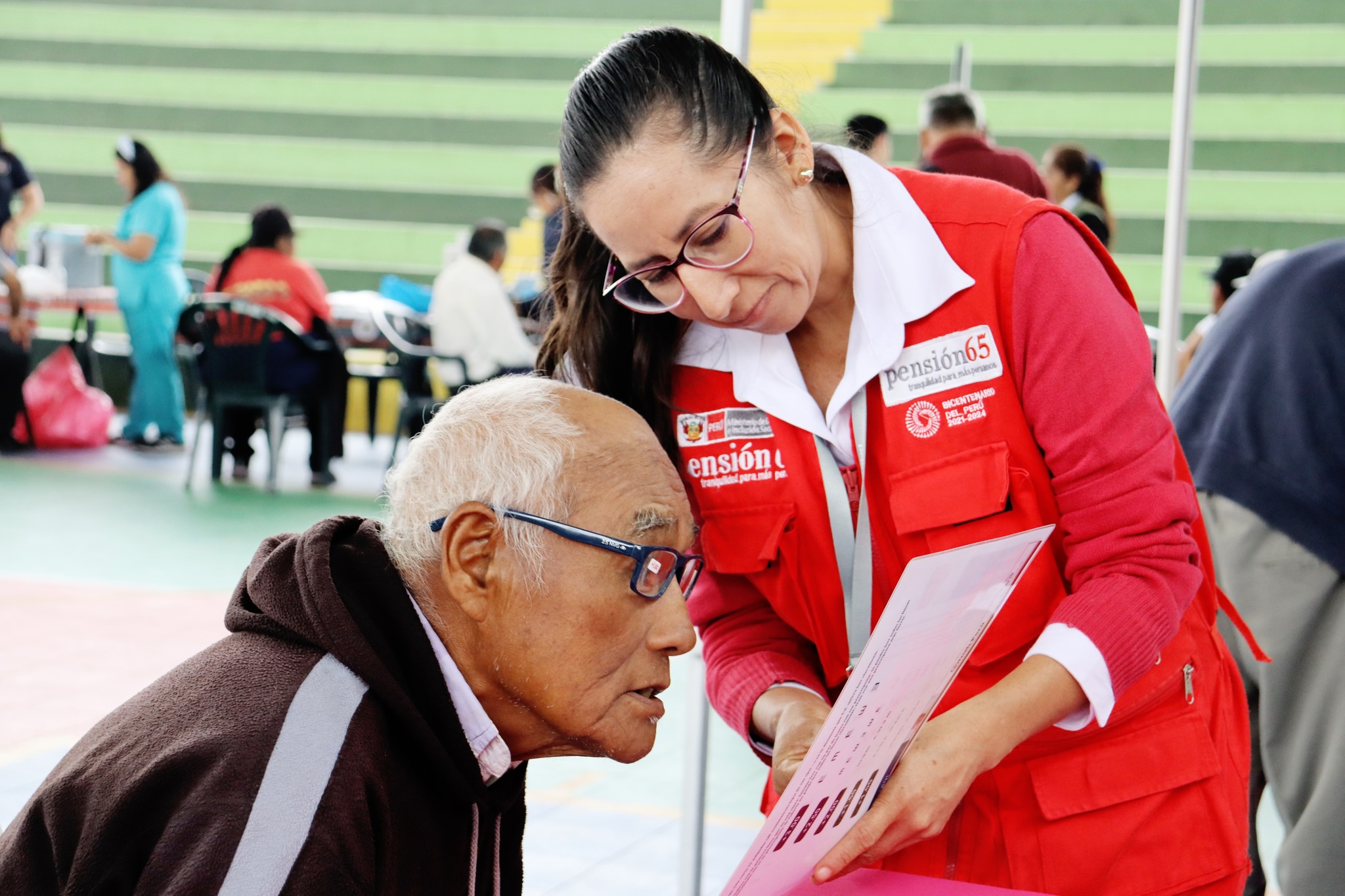 Beneficiarios del programa Pensión 65 participan de la campaña cuidados de la salud y entrega de lentes de lectura