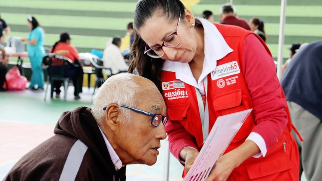 Beneficiarios del programa Pensión 65 participan de la campaña cuidados de la salud y entrega de lentes de lectura