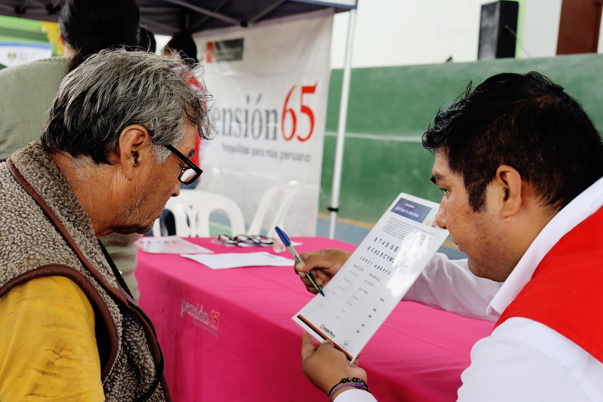 Beneficiarios del programa Pensión 65 participan de la campaña cuidados de la salud y entrega de lentes de lectura