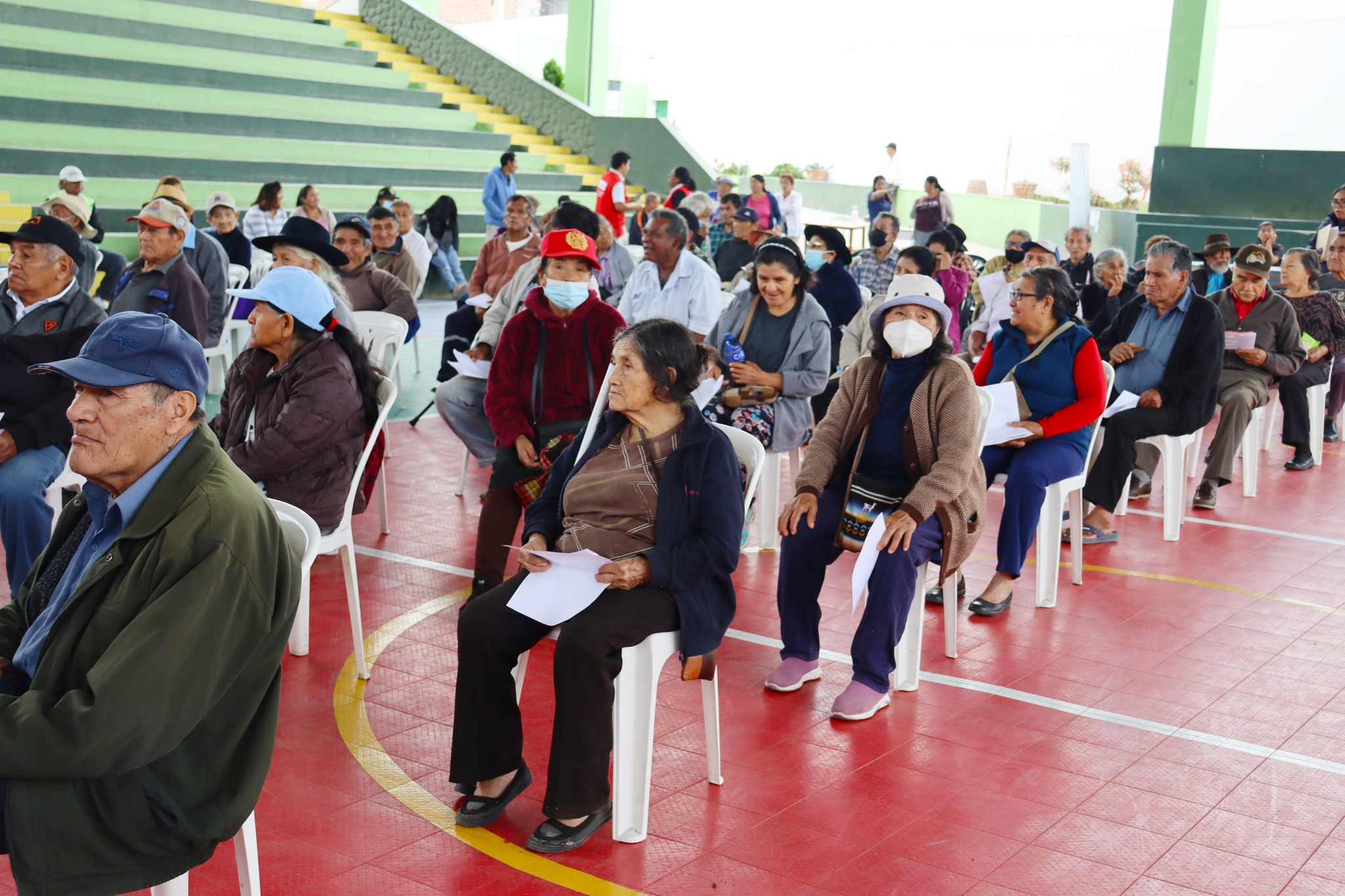 Beneficiarios del programa Pensión 65 participan de la campaña cuidados de la salud y entrega de lentes de lectura