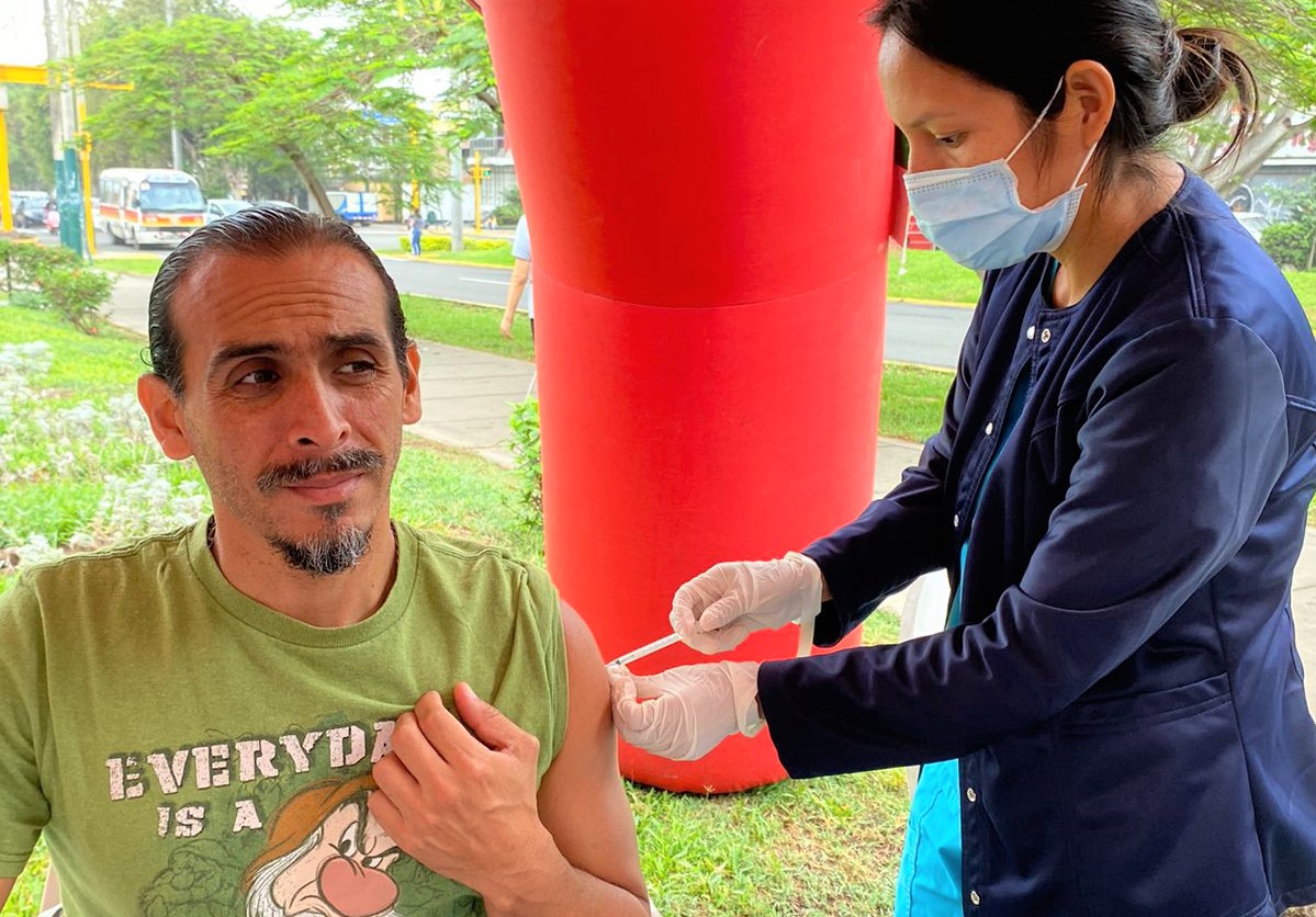 Inician campaña de vacunación contra la Covid-19 en la Cruz Roja