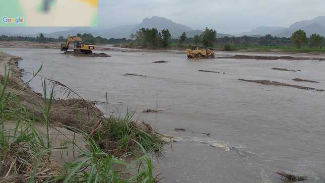 Maquinaria encauza canal Sipán en río Chancay Lambayeque
