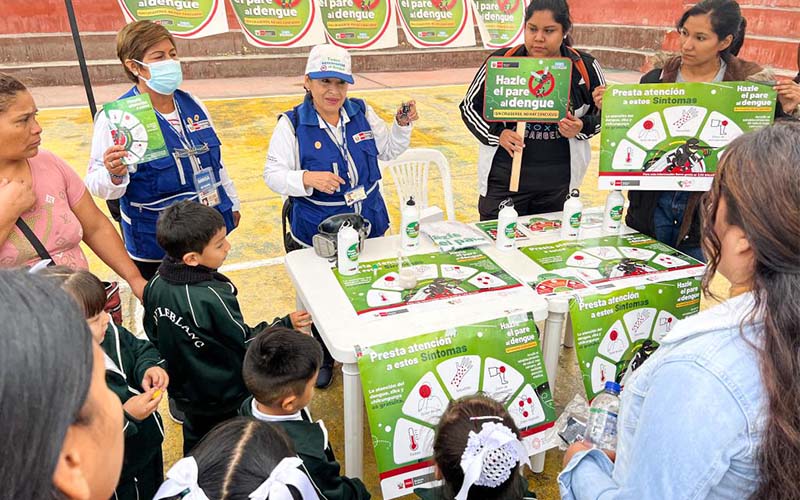 Foto 1 de Familias de San Juan de Lurigancho participan en actividad preventiva contra el dengue
