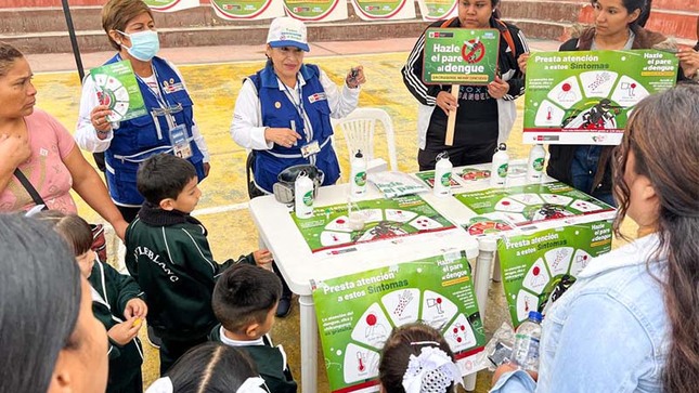 Foto 1 de Familias de San Juan de Lurigancho participan en actividad preventiva contra el dengue