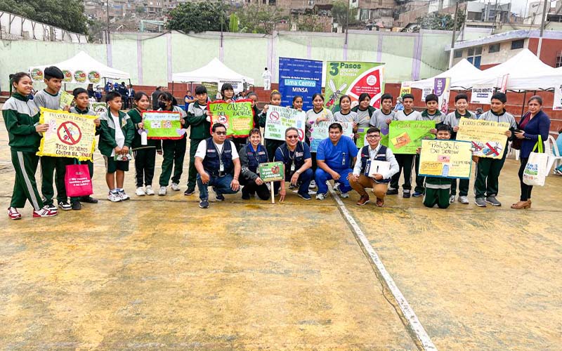 Foto 4 de Familias de San Juan de Lurigancho participan en actividad preventiva contra el dengue