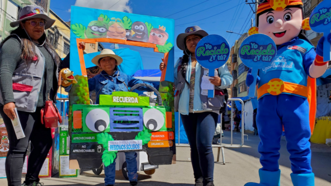 Por la voluntad de brindar una estadía eco-amigable en la Feria de “Las Alasitas”, la Gerencia de Gestión Integral de Residuos Sólidos de la Municipalidad Provincial de Puno, el día de hoy emprendió trabajos de sensibilización enfocados en la correcta disposición de residuos sólidos, segregación en la fuente y verificación de tachos en cada puesto de venta.