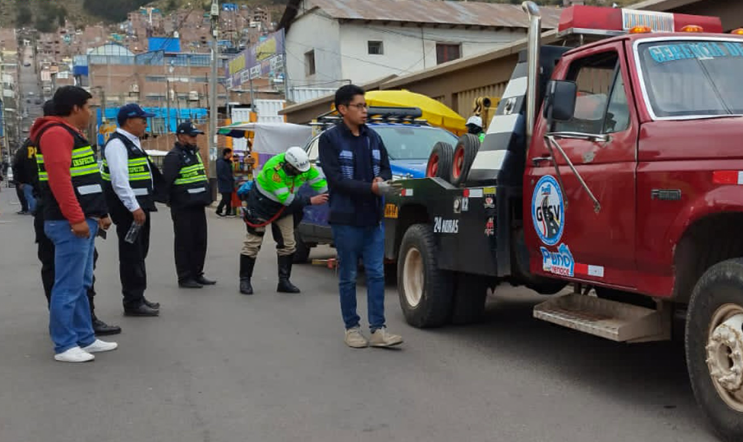 Para garantizar un tránsito más ordenado en la Feria de las Alasitas 2023, la Gerencia de Transporte y Seguridad Vial de la Municipalidad Provincial de Puno, desplegó inspectores de tránsito en las arterias más congestionadas de la ciudad, asimismo se instaló un semáforo provisional en Av. La Torre con Jr. Lampa.