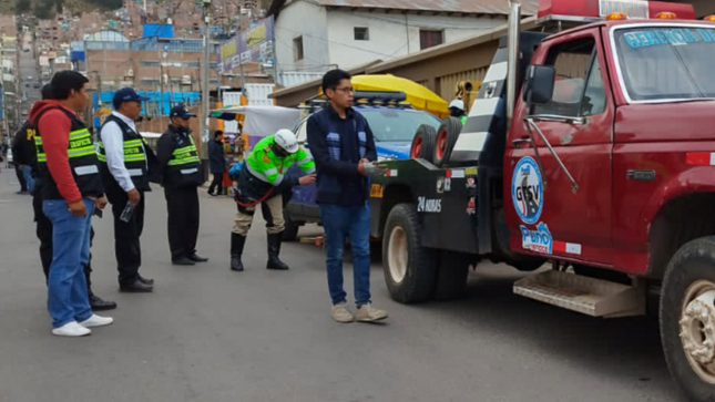 Para garantizar un tránsito más ordenado en la Feria de las Alasitas 2023, la Gerencia de Transporte y Seguridad Vial de la Municipalidad Provincial de Puno, desplegó inspectores de tránsito en las arterias más congestionadas de la ciudad, asimismo se instaló un semáforo provisional en Av. La Torre con Jr. Lampa.