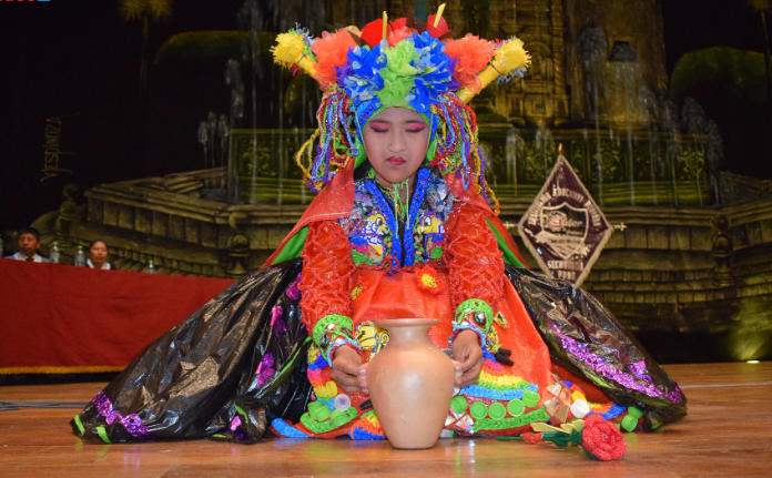 Con gran algarabía se realizó la premiación y reconocimiento a los ganadores del I Concurso Ambiental denominado “Crea, diseña y muestra tu talento” actividad que se desarrolló en el teatro municipal con la presencia de padres de familia y docentes de las instituciones ganadoras.