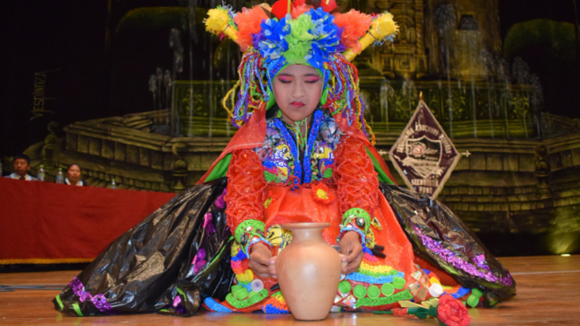Con gran algarabía se realizó la premiación y reconocimiento a los ganadores del I Concurso Ambiental denominado “Crea, diseña y muestra tu talento” actividad que se desarrolló en el teatro municipal con la presencia de padres de familia y docentes de las instituciones ganadoras.