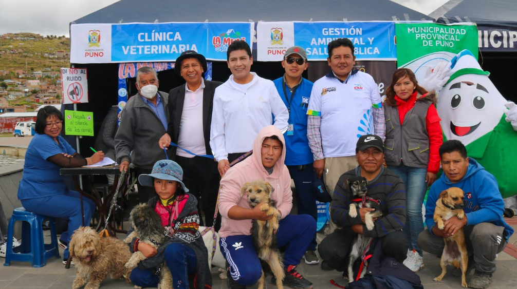 Priorizando que los servicios municipales estén al alcance de los vecinos de la Ciudad Lacustre, el alcalde de Puno, Lic. Javier Ponce Roque, estrenó la campaña “Puno Renace con la Muni a tu Alcance”, en la plaza cívica del centro poblado de Salcedo, la misma que tuvo gran aceptación de los pobladores de la zona, iniciativa que fue organizada por la comuna local, a través de la Gerencia de Desarrollo Humano y Participación CIudadana con el apoyo de otras dependencias ediles.