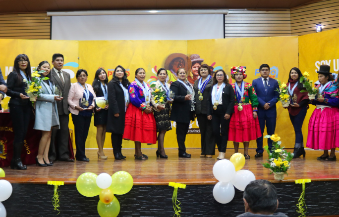 Con el fin de reconocer a las mujeres por ser un ejemplo de liderazgo y haber realizado méritos en las distintas esferas en las que se desempeñan, la Municipalidad Provincial de Puno, a través de la Gerencia de Desarrollo Humano y Participación Ciudadana y la Sub Gerencia de la Mujer, Niño, Adolescente y Adulto Mayor, realizaron la “IV Condecoración y Reconocimiento de Mujeres Lideres en la Provincia de Puno”.