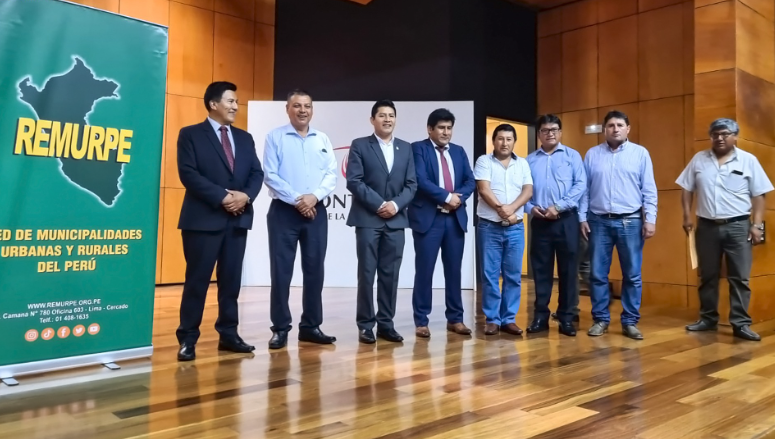 El alcalde de la Municipalidad Provincial de Puno, Lic. Javier Ponce Roque, juramentó como nuevo Presidente Nacional de la Red de Municipalidades Urbanas y Rurales del Perú (REMURPE), luego de que se desarrollara las elecciones del Consejo Directivo este 31 de marzo, para el periodo 2023 – 2026, en las instalaciones de la Contraloría General de la República del Perú.