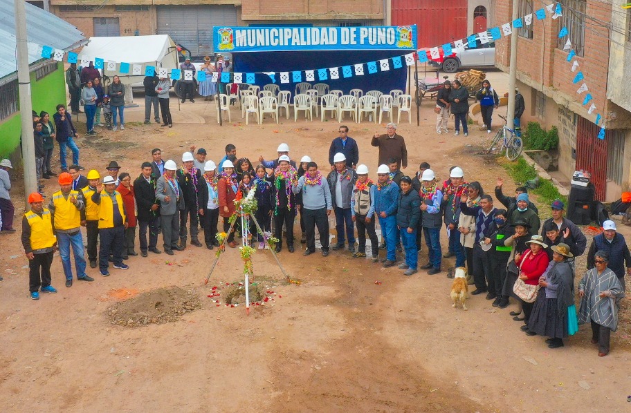 Son cinco obras nuevas que se suman al paquete de 20 proyectos ejecutados en anteriores días, con lo que la Municipalidad Provincial de Puno tiene en total 25 obras en ejecución, a través de la Gerencia de Ingeniería Municipal, gracias a su realización la comuna local es líder en avance de gasto presupuestal registrando un 33% de progreso, a nivel de la región altiplánica en lo que va del trimestre.
