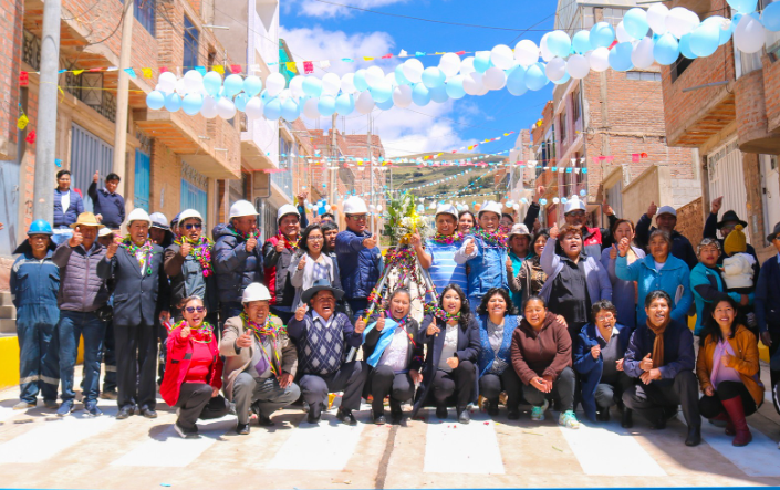 Manifestando su gratitud y reconocimiento, a la gestión que lo precedió, dirigida por el ex burgomaestre Dr. Martín Ticona Maquera, el alcalde de Puno, Lic. Javier Ponce Roque, inauguró 2 obras que mejorarán la calidad de vida de la población de la Ciudad Lacustre; en horas de la mañana la calle de la Urb. Chacarilla del Lago N° 2, y por la tarde un complejo deportivo en el distrito de Capachica para fomentar la práctica deportiva.