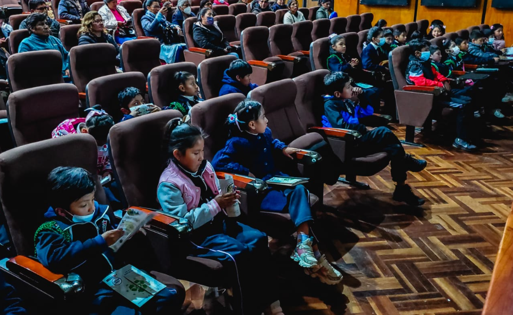 La Gerencia de Gestión Integral de Residuos Sólidos a través de la Sub Gerencia de Valorización y Disposición Final, en cumplimiento con el Programa Municipal de Educación, Cultura y Ciudadanía Ambiental (EDUCCA), permanentemente viene desarrollando diferentes capacitaciones a los promotores ambientales escolares, juveniles y comunitarios.
