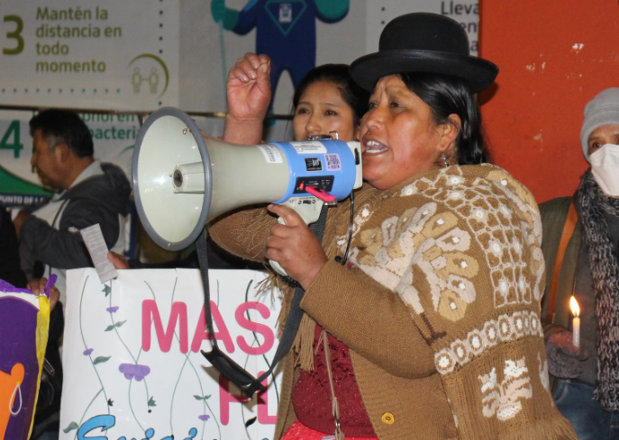 Pidiendo justicia para la servidora del M.C. Ayaviri Licenciada en Enfermería Maylen Salcedo Añasco, un nutrido grupo de funcionarios y trabajadores ediles de la comuna local, además de población se sumaron a la vigilia convocada por la Instancia Provincial de Concertación para la Prevención, Sanción, y Erradicación de la Violencia Contra la Mujer e Integrantes del Grupo Familiar, presidida por el alcalde de Puno, Lic. Javier Ponce Roque.