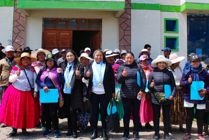 El taller de capacitación de “Funciones Administrativas de Gestión” dirigido a los alcaldes y regidores, promovido por la Sub Gerencia de Promoción Social y Participación Ciudadana de la Municipalidad Provincial de Puno, viene abarcando la totalidad de los distritos de la provincia, esta vez se instruyó a las autoridades del distrito de Acora y el centro poblado de Totorani.
La finalidad de esta actividad es fortalecer las capacidades de los 71 centros poblados de la Provincia de Puno, el mismo que se ciñe estrictamente a las funciones asignadas de acuerdo al marco jurídico en el que se indica la ley Orgánica de Municipalidades Ley N°27972, para su funcionamiento en cuanto a gestión municipal y cumplimiento en la prestación de servicios públicos delegados.