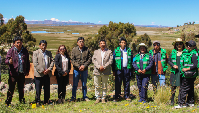 En conmemoración del Día Mundial de la Tierra, un total de mil plantones forestales fueron colocados en la zona de Uros Chulluni, por la Municipalidad Provincial de Puno, mediante la Gerencia de Medio Ambiente, Saneamiento y Servicios, en coordinación con la Sub Gerencia de Gestión Ambiental y Salud Pública, Sub Gerencia de Parques Jardines y Conservación de Áreas Verdes, Sub Gerencia de Defensa Civil y Gestión de Riesgo de Desastres y la participación de cientos de jóvenes del voluntariado municipal, estudiantes de diferentes escuelas profesionales de la Universidad Nacional del Altiplano (UNA) Puno y los representantes de la organización “You Students for the Peace.