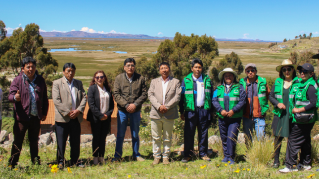 En conmemoración del Día Mundial de la Tierra, un total de mil plantones forestales fueron colocados en la zona de Uros Chulluni, por la Municipalidad Provincial de Puno, mediante la Gerencia de Medio Ambiente, Saneamiento y Servicios, en coordinación con la Sub Gerencia de Gestión Ambiental y Salud Pública, Sub Gerencia de Parques Jardines y Conservación de Áreas Verdes, Sub Gerencia de Defensa Civil y Gestión de Riesgo de Desastres y la participación de cientos de jóvenes del voluntariado municipal, estudiantes de diferentes escuelas profesionales de la Universidad Nacional del Altiplano (UNA) Puno y los representantes de la organización “You Students for the Peace.

