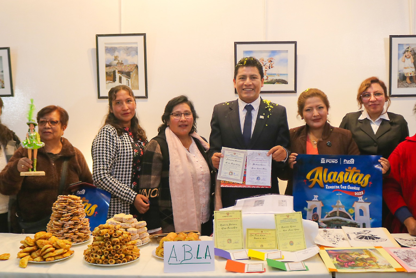Augurando y esperando que se cumplan los deseos para los puneños, el alcalde de Puno, Lic. Javier Ponce Roque, acompañado del Concejo Municipal y funcionarios de diferentes instituciones lanzó la Feria de las Alasitas 2023 “Renacen tus Sueños”, que se desarrollará del 29 de abril al 07 de mayo, en la que participarán 33 asociaciones de feriantes.